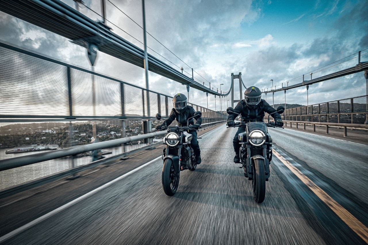 Husqvarna Svartpilen e Vitpilen 401: fuori cambia poco, dentro cambia tutto +VIDEO+